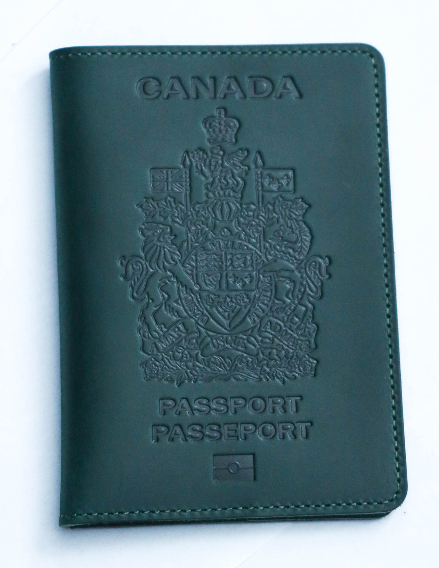 Canada. BEARKY Men's Fashionable for Ridge Leather Passport Wallet and Card Holder Portable Passeport Case Cover