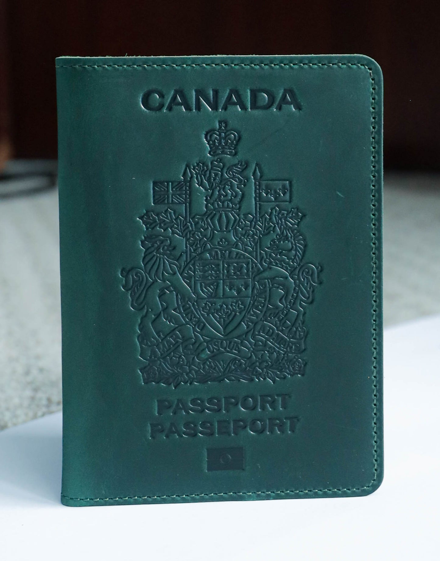 Canada. BEARKY Men's Fashionable for Ridge Leather Passport Wallet and Card Holder Portable Passeport Case Cover
